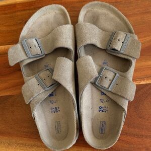 Birkenstock women’s gray/taupe suede Arizona sandals